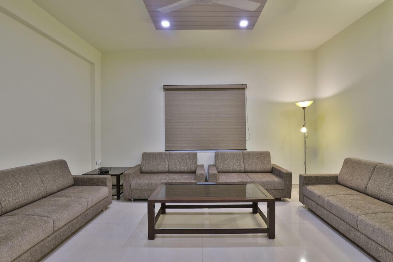 Capital O 47284 Atithi Resort Bharuch エクステリア 写真