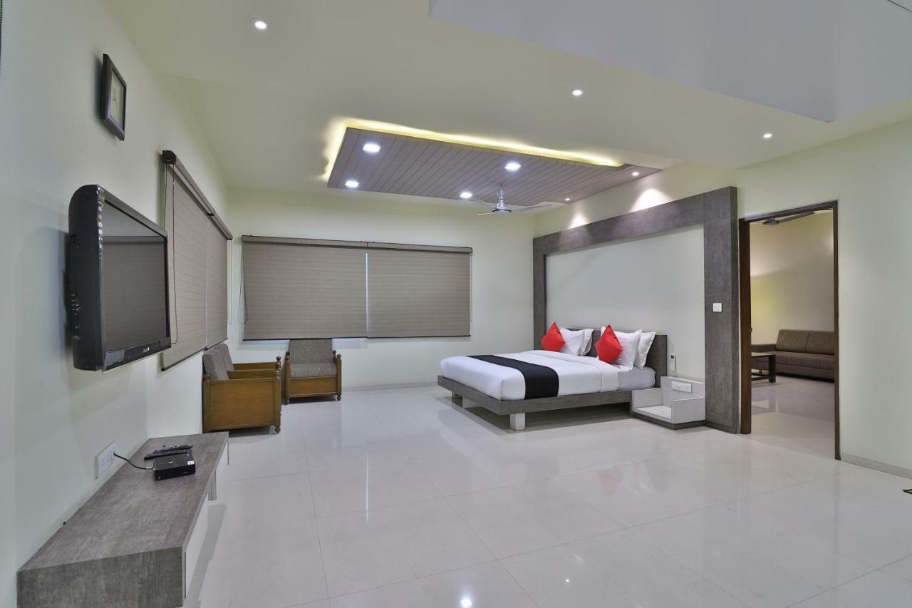 Capital O 47284 Atithi Resort Bharuch エクステリア 写真
